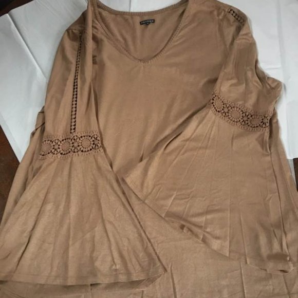 NWT Hannah Top - Picture 1 of 6